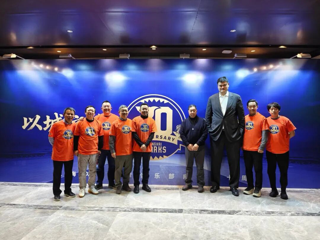 意昂體育董事長(zhǎng)陸浩先生作為嘉賓受邀出席上海久事籃球俱樂(lè)部成立三十周年紀(jì)念儀式